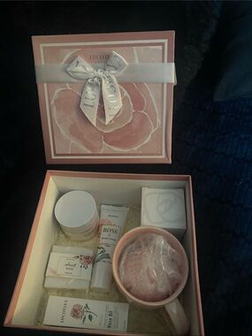 Lucotiya Pink Bath & Body Gift Set – Luxurious Bath Soak Kit